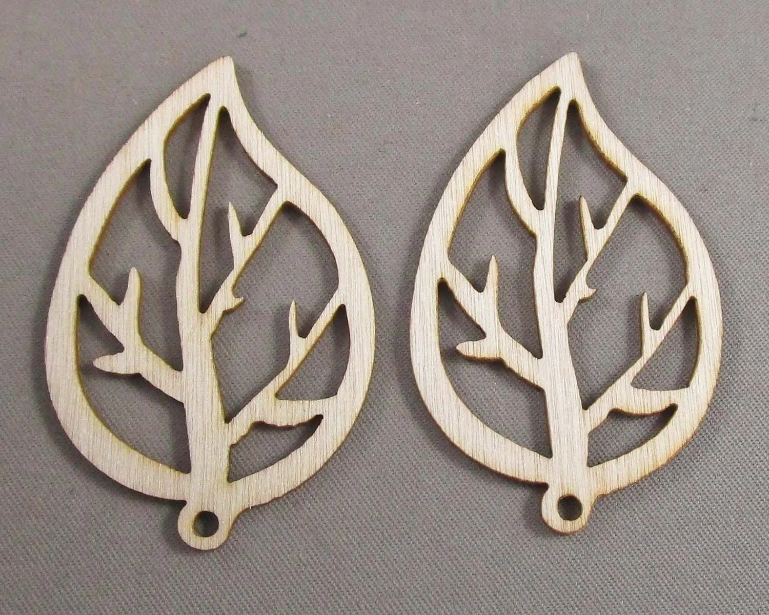 Leaf Shaped Wood Pendants 8pc (2465)